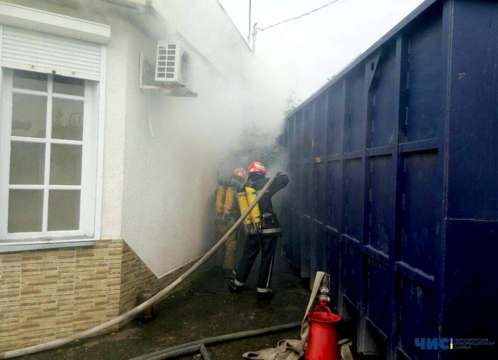 В Александровке произошел пожар: сгорели гараж и автомобиль