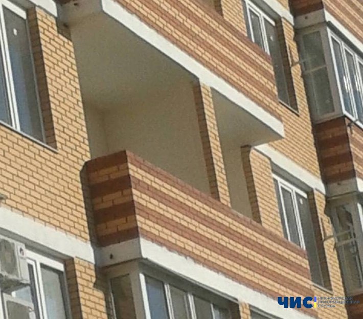 В Черноморске девушка в состоянии алкогольного опьянения выпала из окна 5 этажа