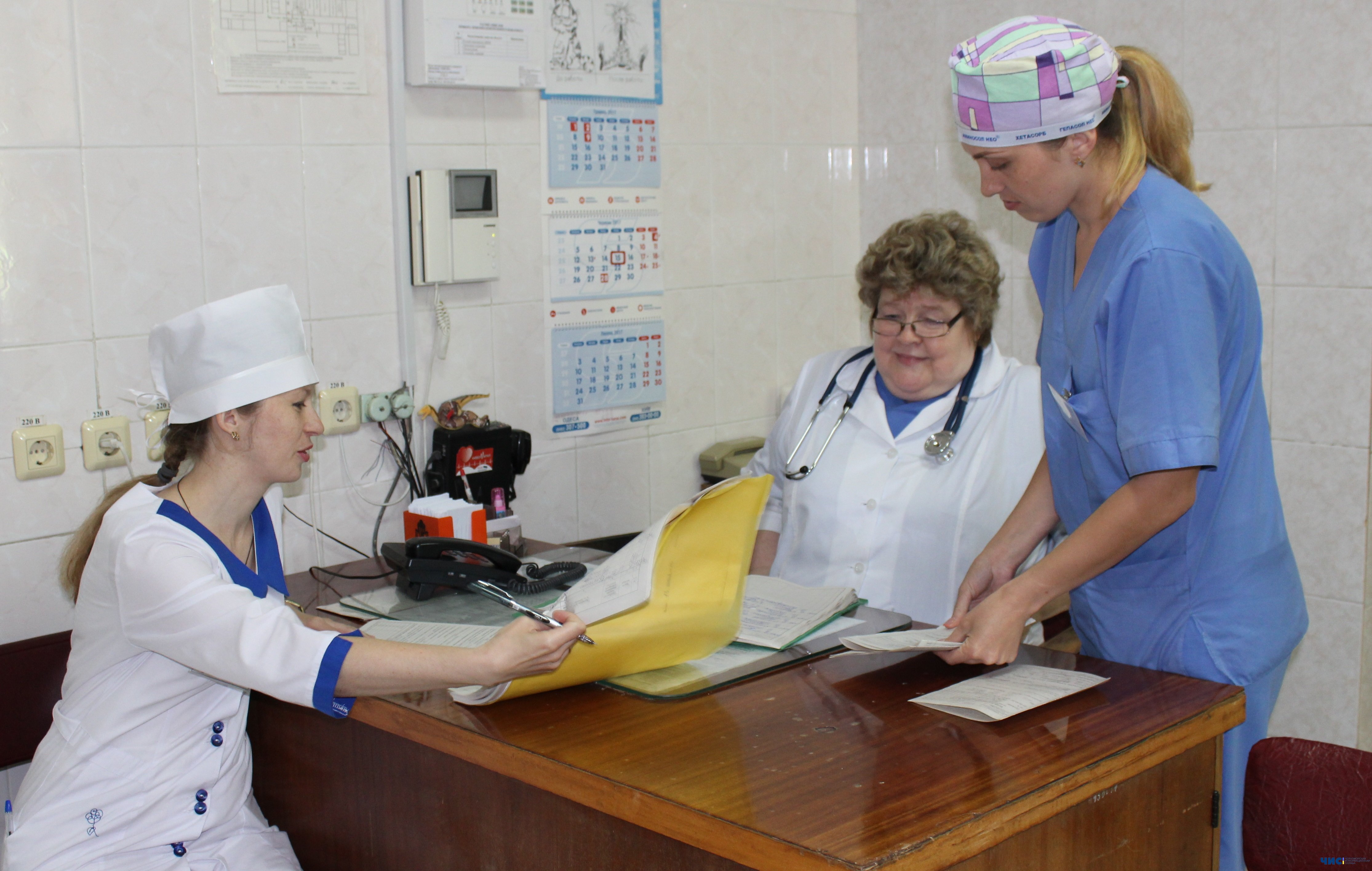 Депутат Черноморского горсовета призвал власти повысить зарплаты медикам
