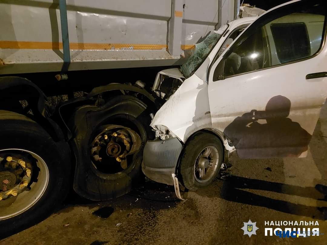 Смертельна аварія біля Чорноморська: водій мікроавтобуса врізався в фуру