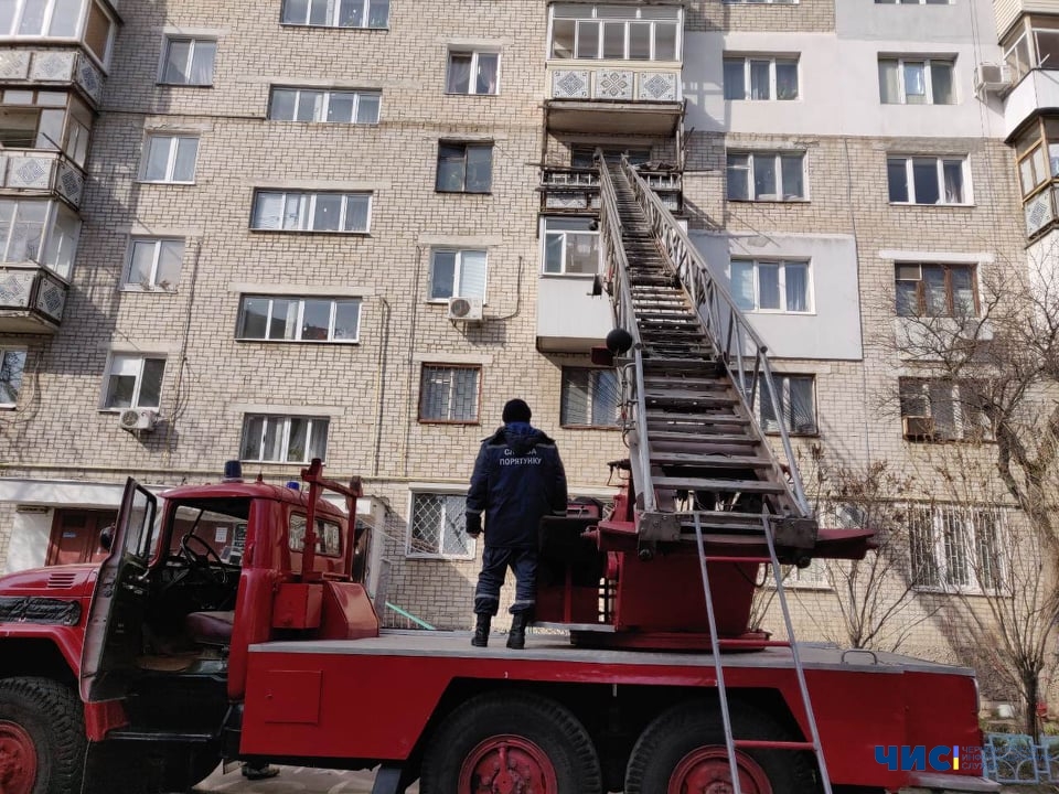 В Черноморске спасатели помогли мужчине, у которого в запертой квартире случился инсульт