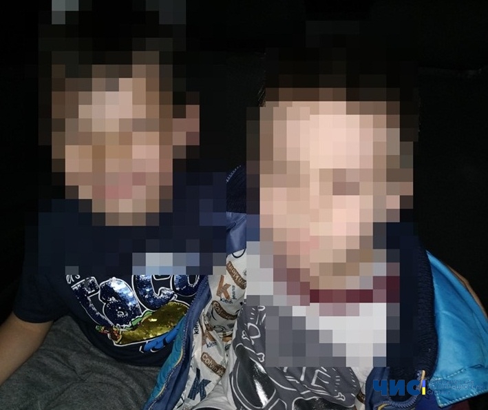 В Черноморске полиция вернула родителям двух потерявшихся мальчиков