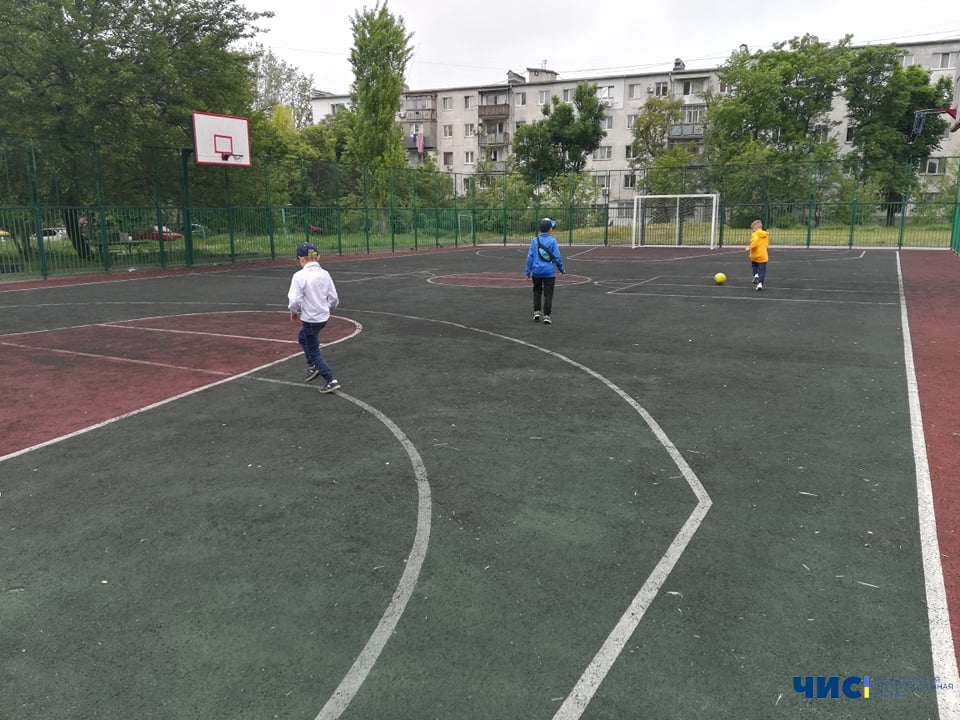В Черноморске начала разрушаться спортплощадка, отремонтированная в прошлом году за 800 тысяч гривен