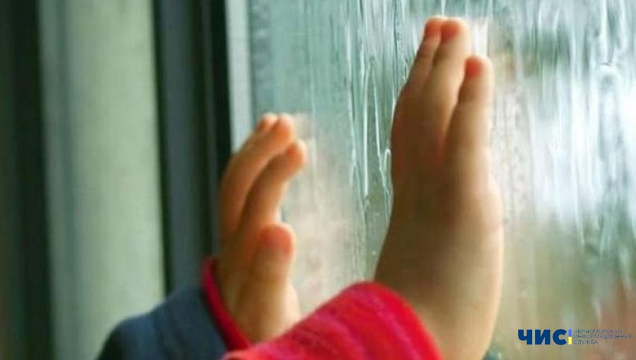 Жителей Черноморска призывают помочь 3-летнему ребенку, который выпал из окна второго этажа