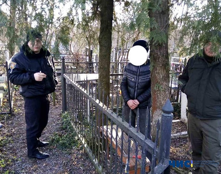 В Черноморске патрульные задержали кладбищенского вора, который похищал таблички с могил