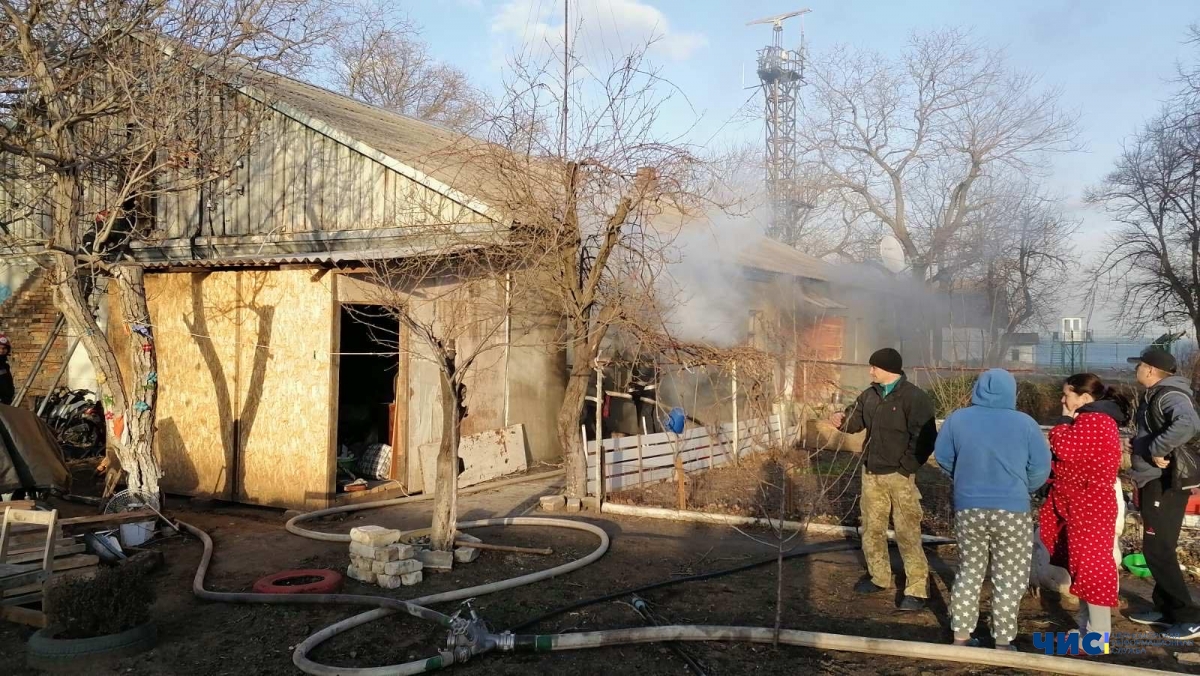 В Черноморске горел дом барачного типа » Чорноморська інформаційна служба