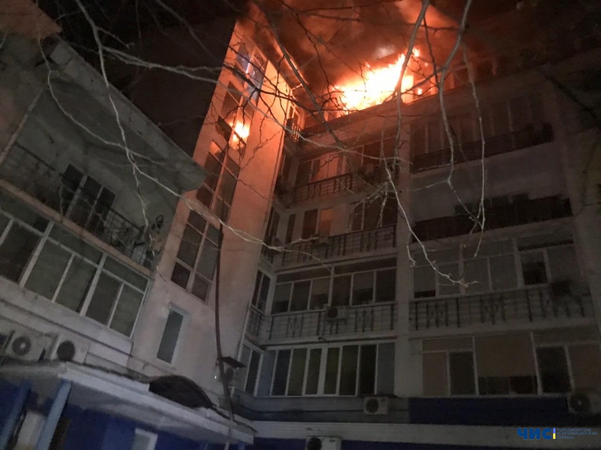 В Одессе спасатели более 6 часов тушили пожар в жилом доме: есть пострадавшие