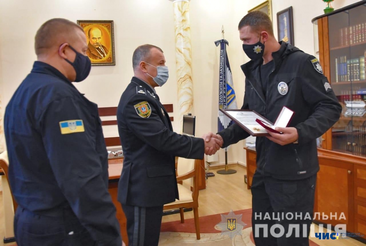 Патрульного полицейского из Черноморска наградили за спасение тонувших подростков