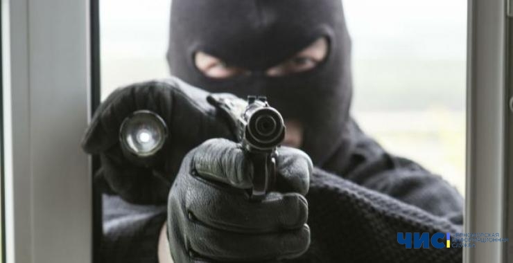 В квартиру жителя Черноморска ворвались вооруженные бандиты, избили его и забрали деньги