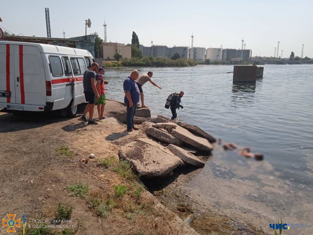 В Черноморске возле паромной переправы утонул мужчина