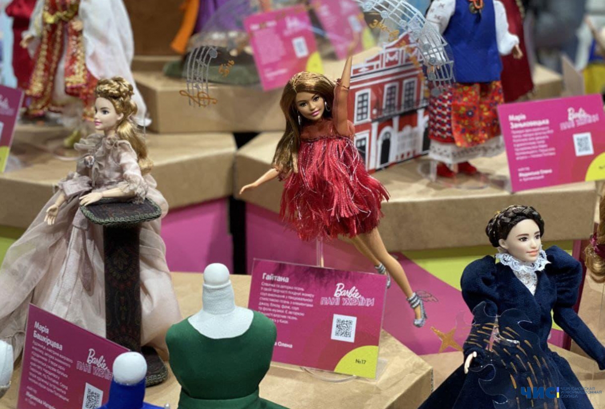 В Черноморске открылась выставка «Barbie: Пані України», посвященная выдающимся украинкам
