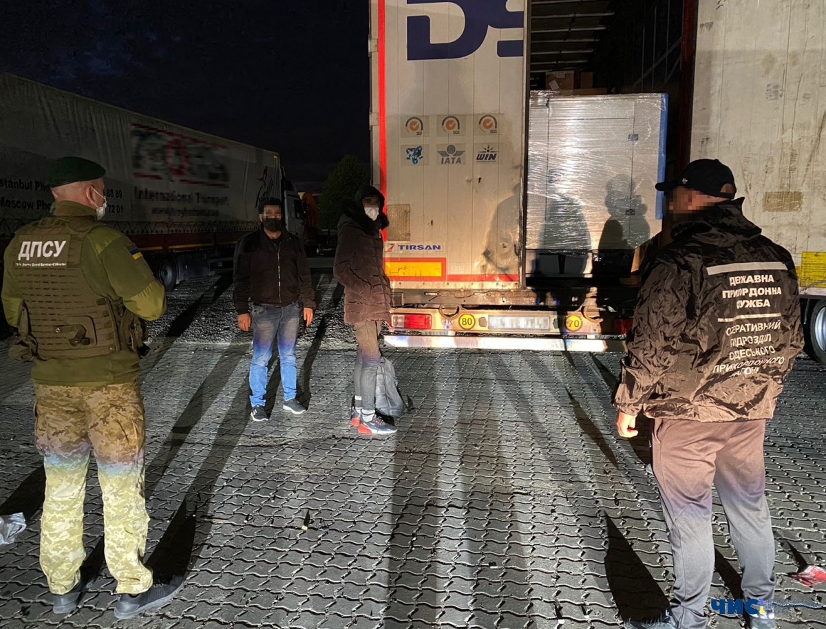 В порту «Черноморск» в фургоне нашли 2 нелегалов: мужчины хотели в Европу