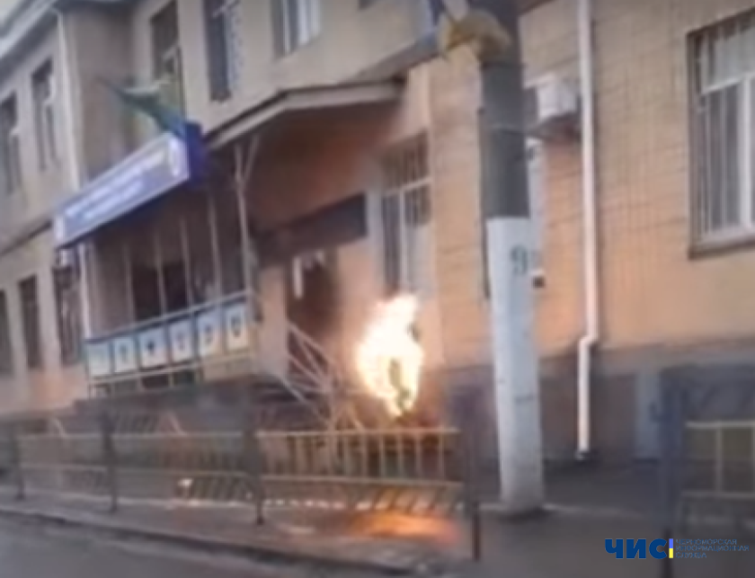 В Одесской области возле здания полиции мужчина совершил самоподжог
