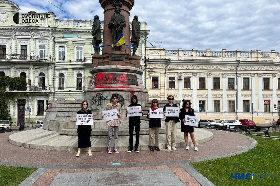 Одесити вийшли на мітинг до пам'ятника Катерині ІІ з вимогою знести його