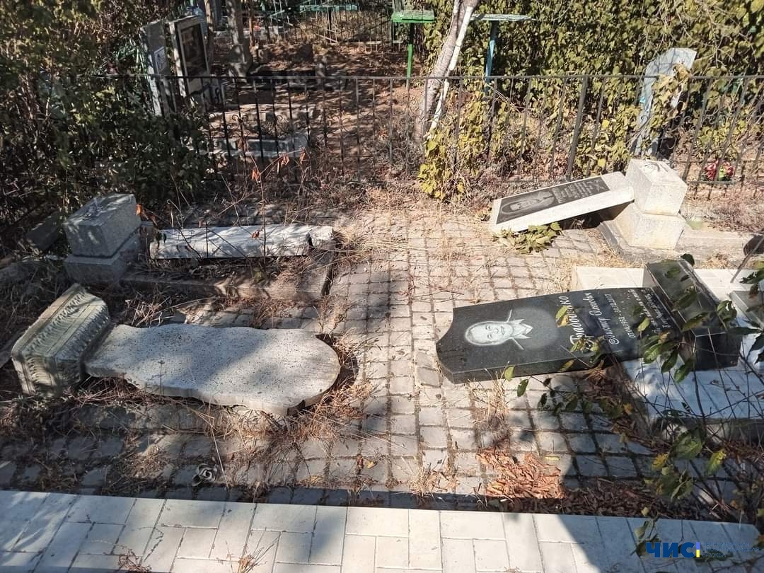 В Олександрівці невідомі вчинили погром на місцевому кладовищі