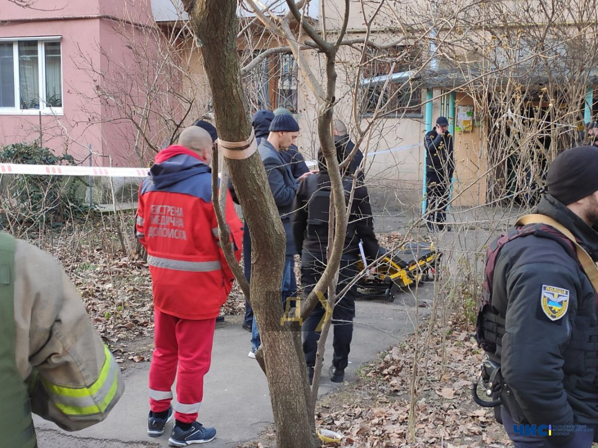 В Одесі військовий намагався вкоротити собі віку, зачинившись зі зброєю у квартирі з жінкою та дитиною