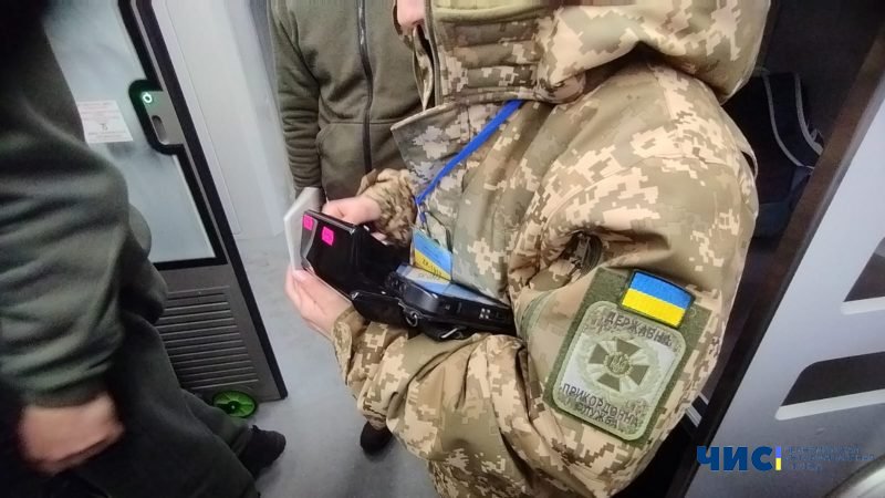 На Одещині автомобіль з ухилянтами вночі намагався прорватися через державний кордон