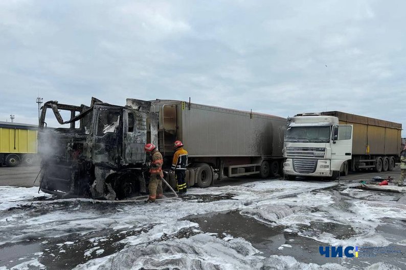 У Чорноморську горіла фура: водій у лікарні