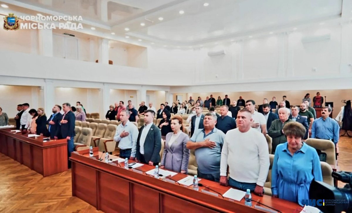 У Чорноморську перед засіданням сесії депутатам роздавали повістки