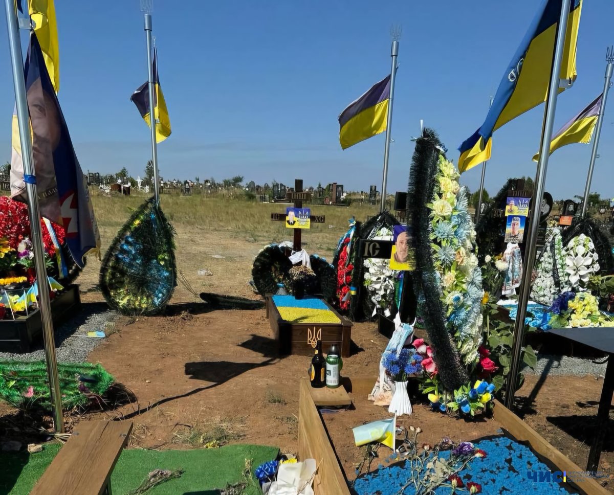 У Чорноморську родичі загиблих воїнів повідомили про акт вандалізму на могилах Героїв