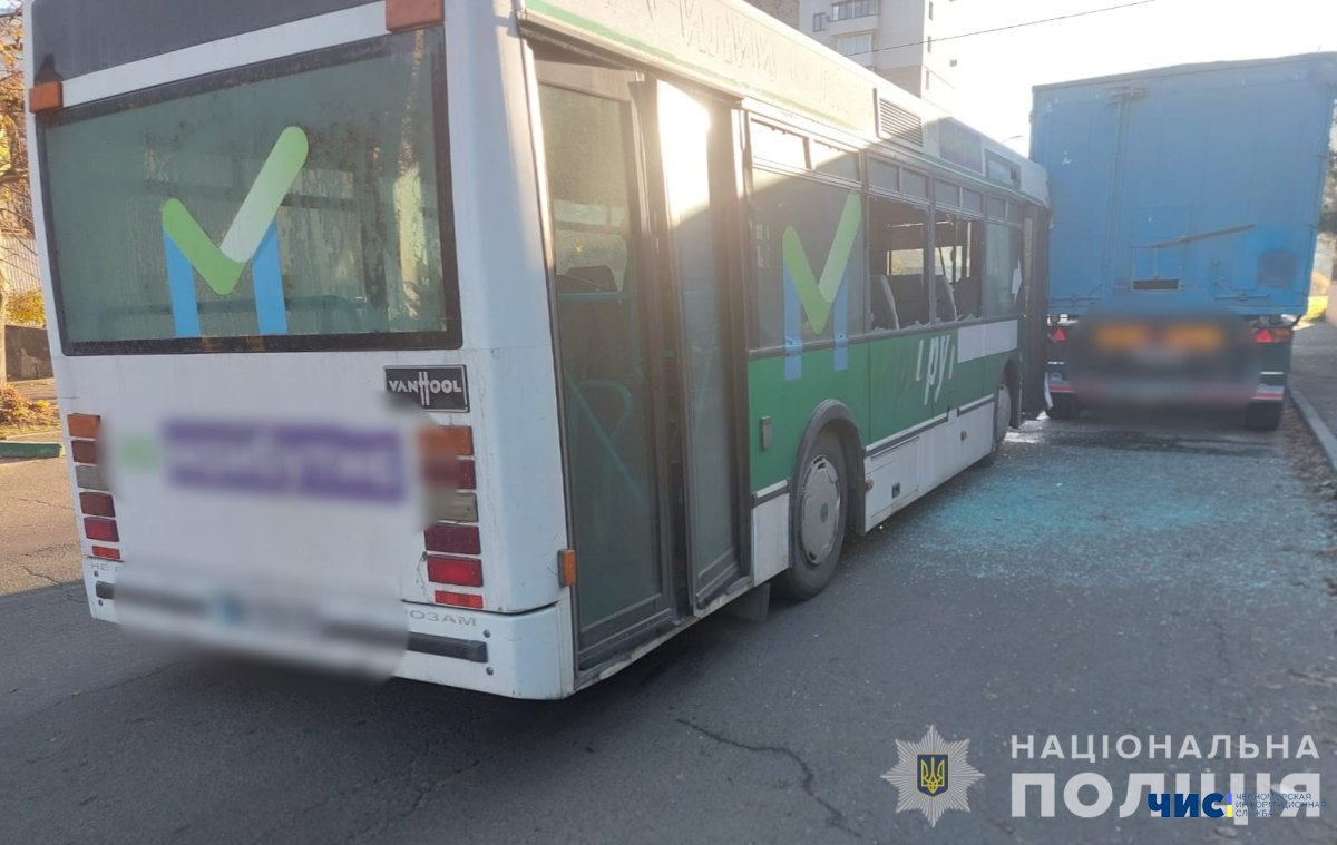 У Чорноморську сталась аварія за участю вантажівки та автобуса: травмувались 11 людей