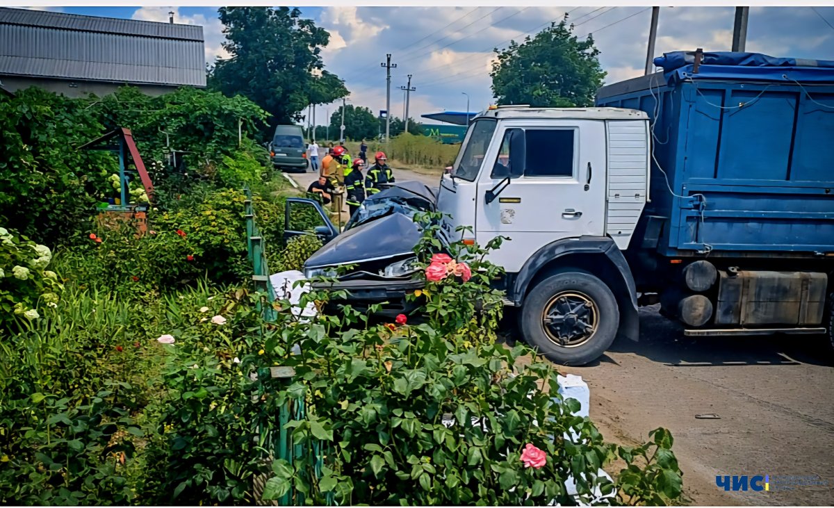 На Одещині вантажівка протаранила легкове авто
