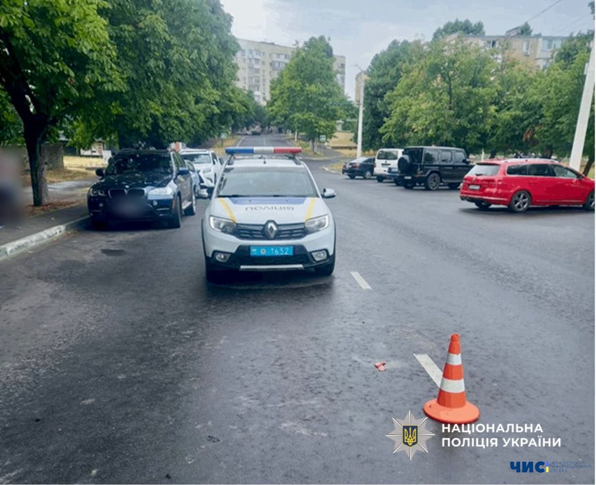 У Чорноморську мопед врізався у відчинені двері авто: постраждала дівчина