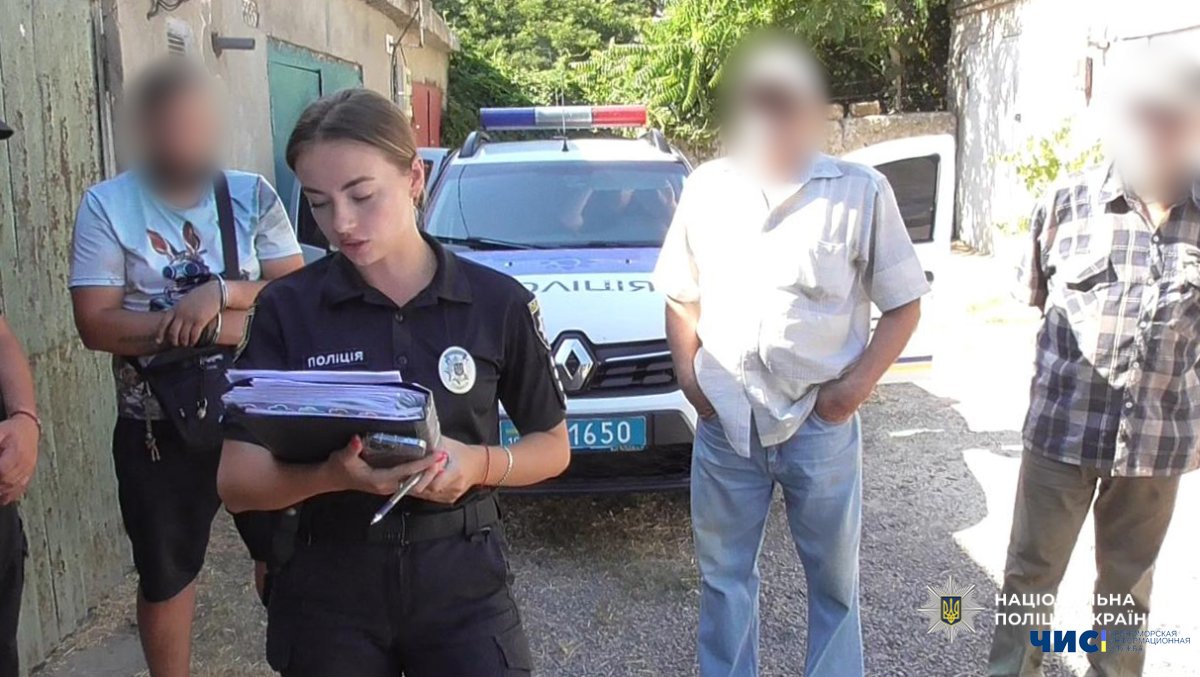 В Одеському районі чоловік ударив знайомого ножем, а потім сам повіз його до лікарні