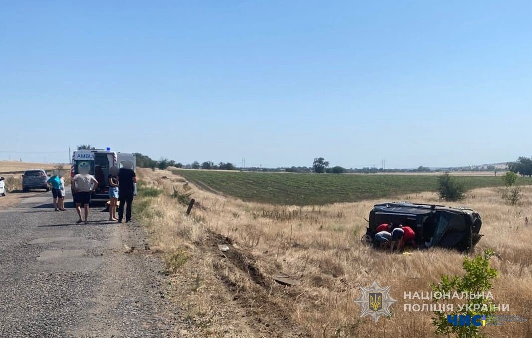 На Одещині під час ДТП перекинулось авто мера Рені: його мати загинула, а син поранений