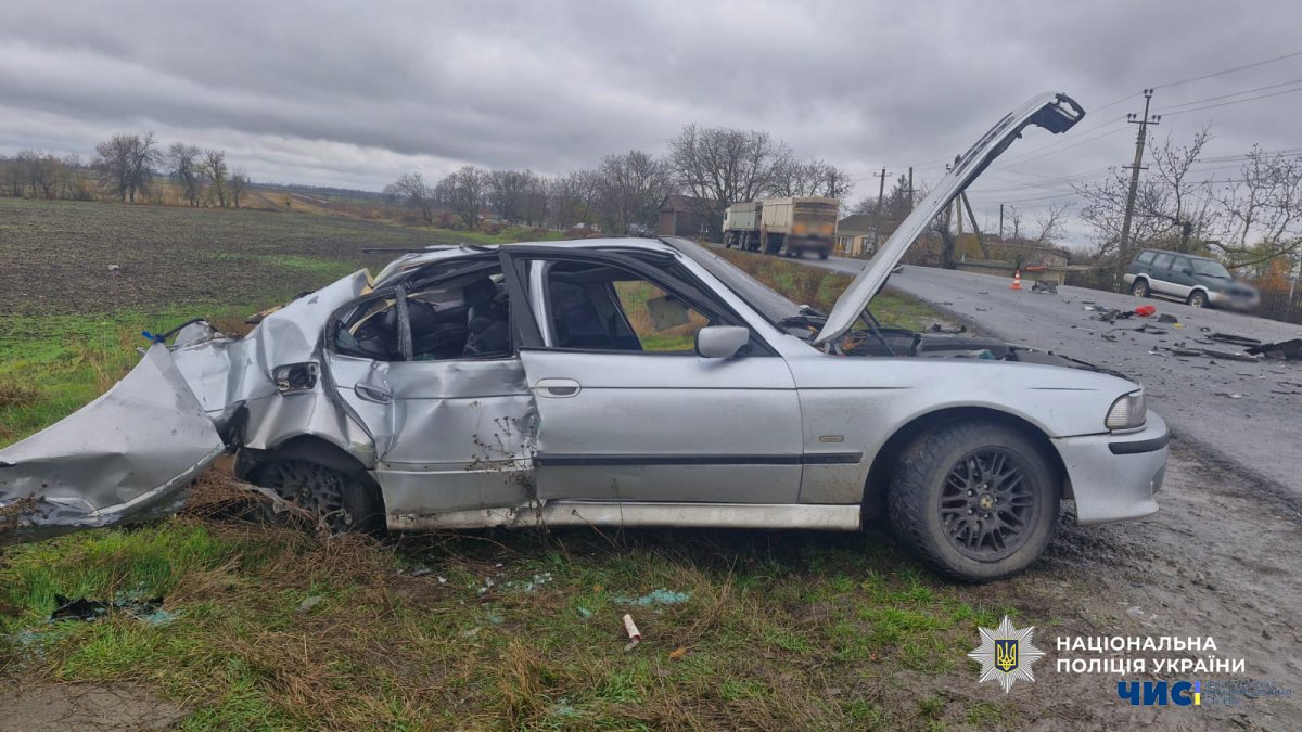 На Одещині легковик зіштовхнувся з вантажівкою: машину занесло на мокрій дорозі