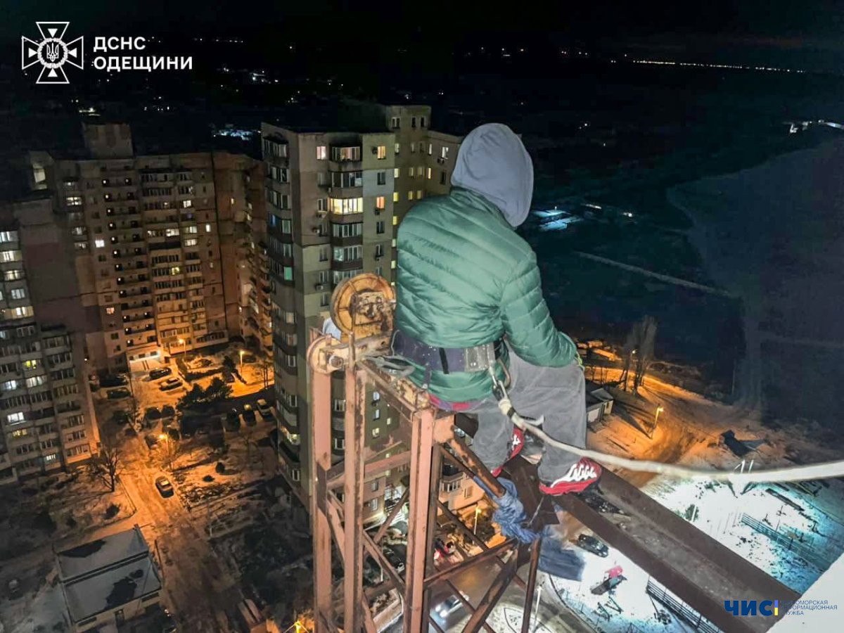 У Чорноморську врятували 25-річного хлопця з висоти 24-поверху