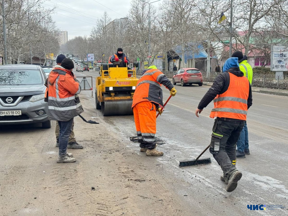 До уваги водіїв Чорноморська: у місті розпочався ямковий ремонт доріг