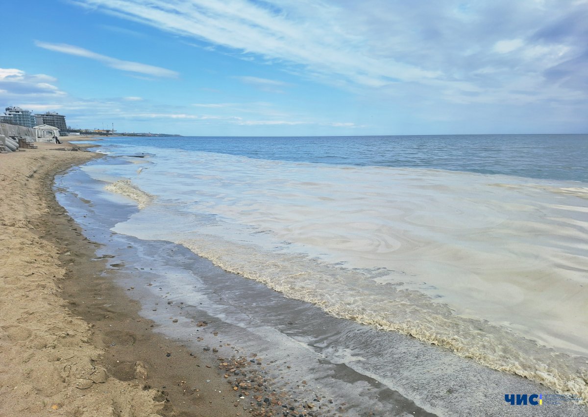 У Чорноморську море вкрила масштабна олійна пляма