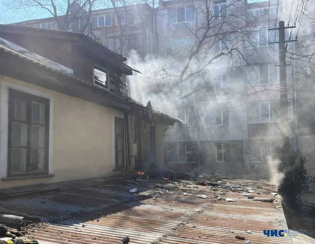 У суботу вдень ворог атакував центр Чорноморська: пошкоджено житловий будинок