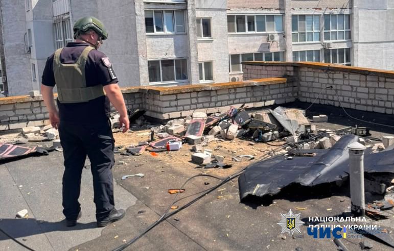 У Чорноморську знешкодили ворожий дрон, який впав на дах багатоповерхівки