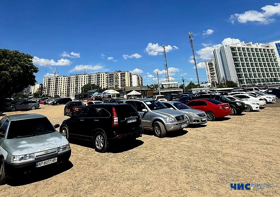 Проїзд до моря закрито: у Чорноморську біля КНС відкрили сезонну автостоянку