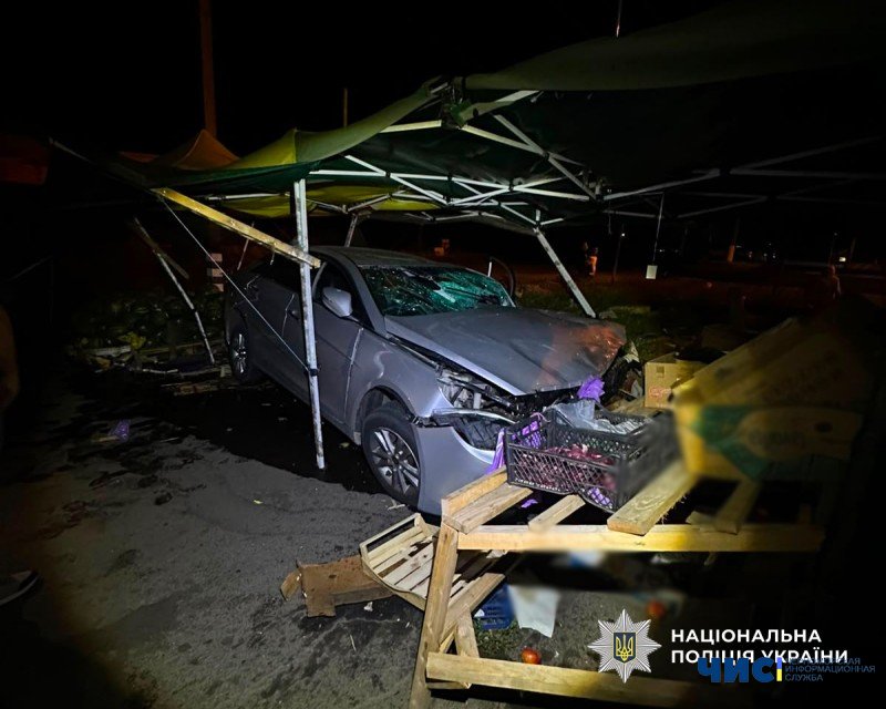 Смертельна аварія поблизу Чорноморська: машина влетіла у торгову палатку, загинув молодший брат водія
