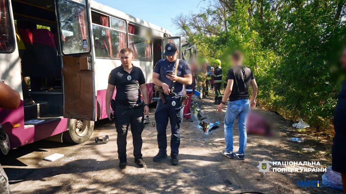 В Одеському районі зіткнулися 2 автобуси: 2 жінки загинули, 25 людей травмовані