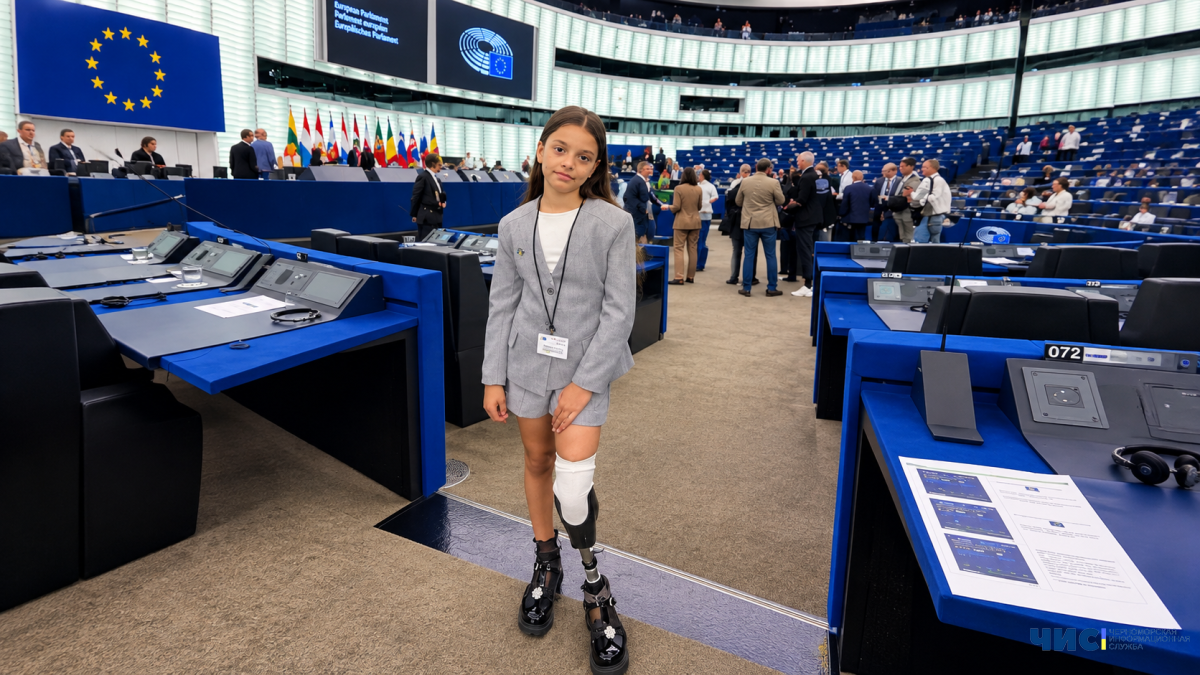 Європарламент оплесками вітав Сашу Паскаль із Чорноморська — юну гімнастку, яка втратила ногу через війну
